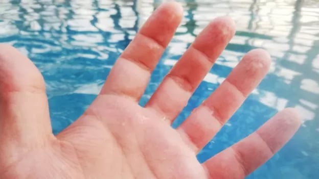 Descubren sorprendentes beneficios de que los dedos se arruguen en el agua