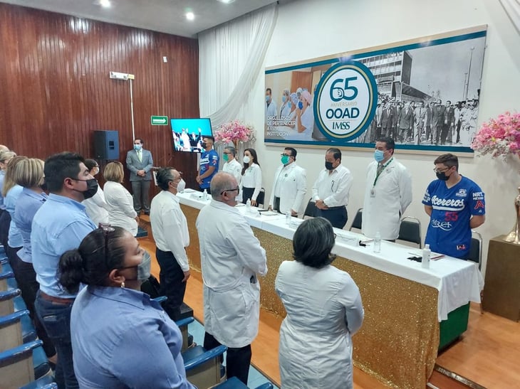 IMSS Coahuila reconoce por 25 años de servicio a trabajadores de la Región Centro