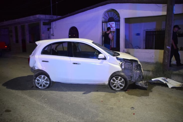 Cafre estrella camioneta contra auto estacionado en la colonia Chinameca de Monclova