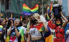 Desbordan Reforma participantes en marcha LGBTTTIQ