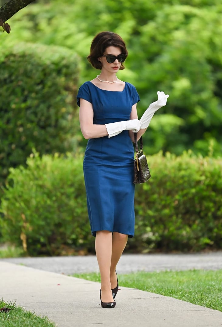 Anne Hathaway podría convencerte de llevar un vestido con guantes 