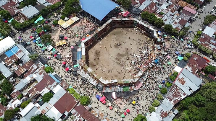 Cuatro muertos y centenas de  heridos deja colapso en plaza de toros en Colombia