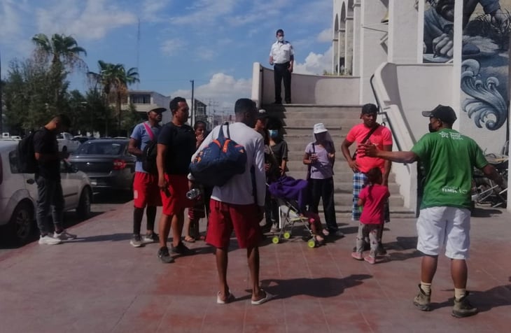 Migrantes piden agua y comida en Monclova 