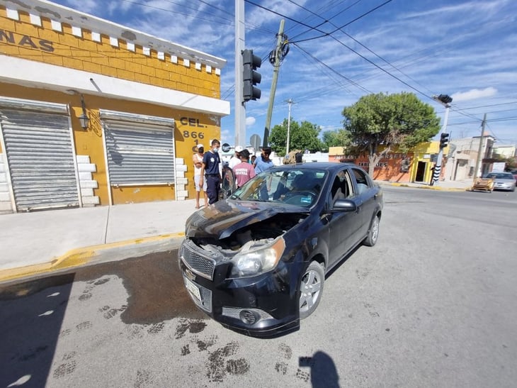 Conductor ignora luz roja de semáforo y provoca choque en Zona Centro de Frontera