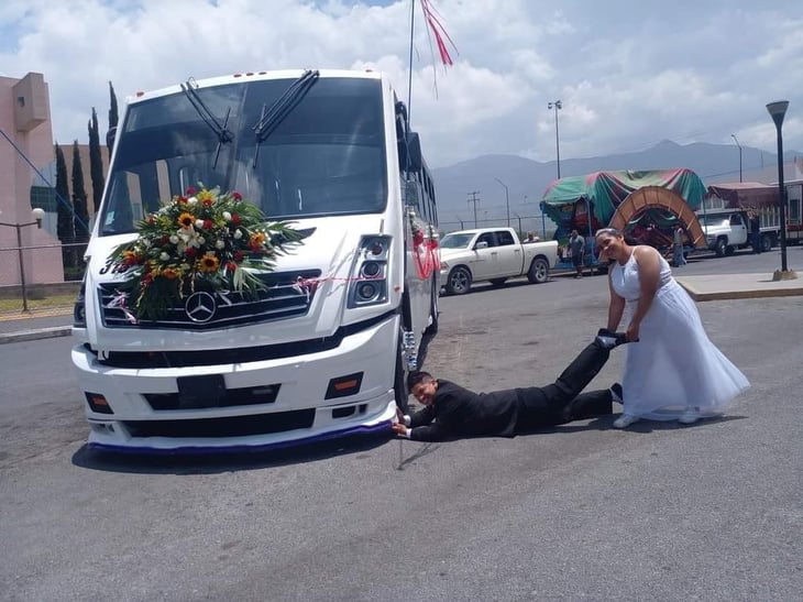 Pareja saltillense se vuelve viral por usar camión en su boda