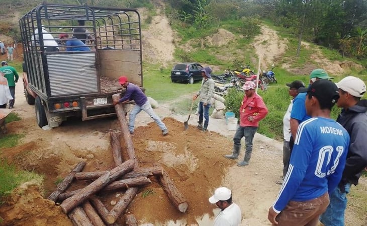 Chimalapas de Oaxaca abren sin ayuda camino destrozado por lluvias