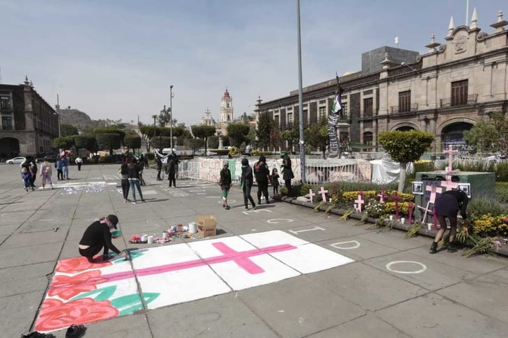 Mamá de víctima de feminicidio coloca cruz en Plaza de los Mártires