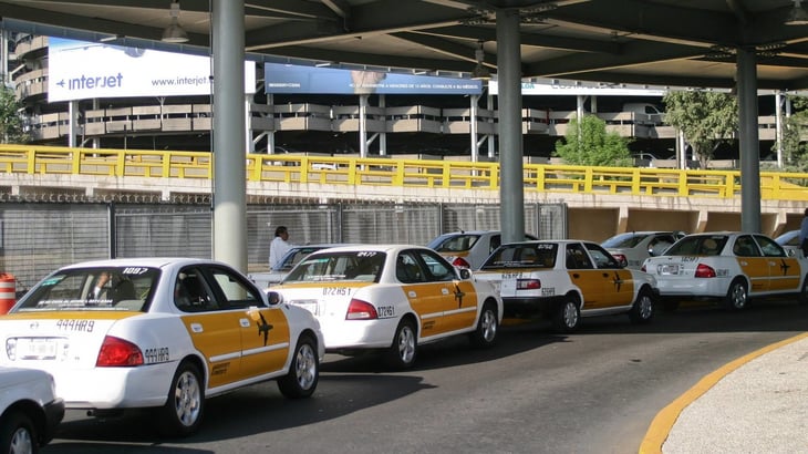 Pasajeros se quejan de la prohibición para taxis de apps en AICM