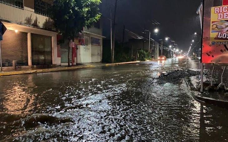 Lluvia deja inundaciones en principales vialidades de Ecatepec