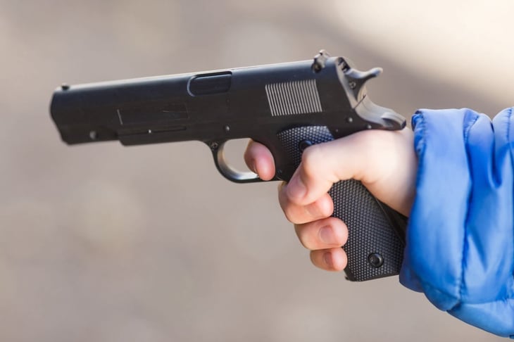 Niño juega con arma de su padre y mata a un bebé de un año en Florida