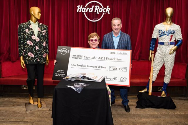Elton John regala a Hard Rock International su traje Gucci