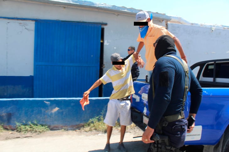 Policía Municipal de Monclova detiene a dos malvivientes por drogarse en la calle 