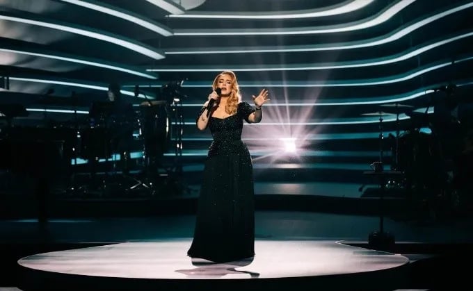 Adele emociona en Londres por segunda noche consecutiva