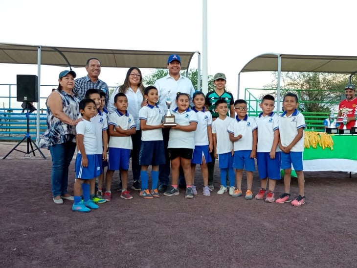 Alcalde premia final de la liga infantil de fútbol en Ciénegas