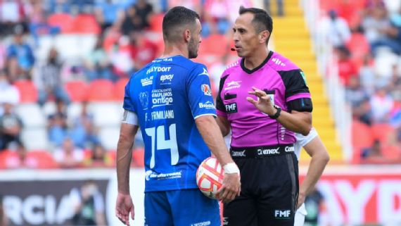 Ramos Rizo: Toluca debería jugar con 9, Santander y el VAR no existen en el partido