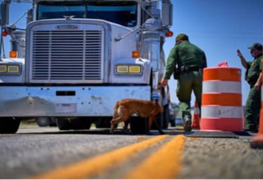 Gobernador de Texas: Revisiones a camiones comerciales serán sorpresivas en carreteras