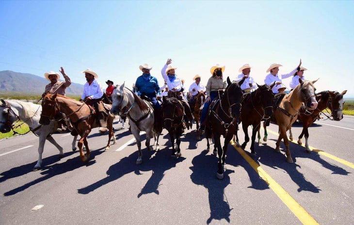 Los habitantes de ejido El Oso celebran con cabalgata 