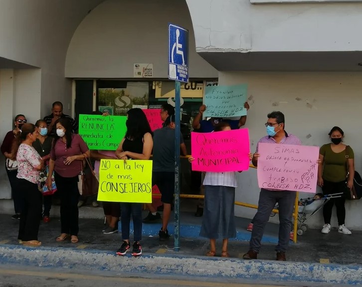 Se manifiestan vecinos de Frontera para exigir la renuncia del gerente de SIMAS