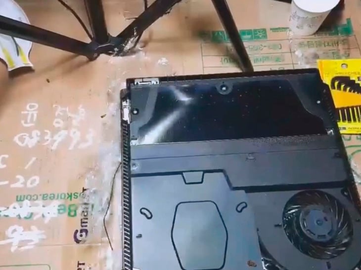 Se hace viral video de reparación de PS4 llena de cucarachas