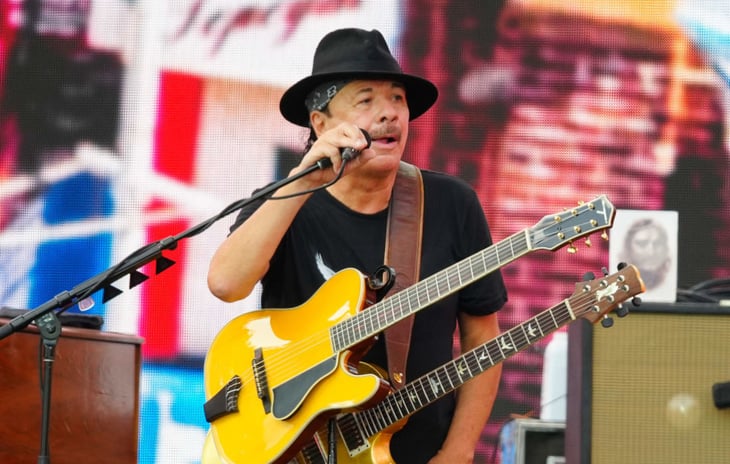 Carlos Santana se desvanece en pleno escenario en Michigan