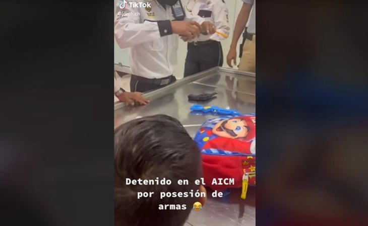 VIDEO: Detienen a niño en el AICM por portar en su mochila dos pistolas de juguete