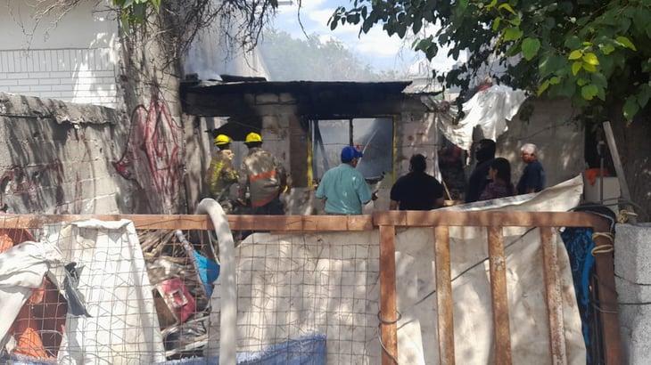 Incendio arrasa con vivienda de la colonia Independencia de Monclova