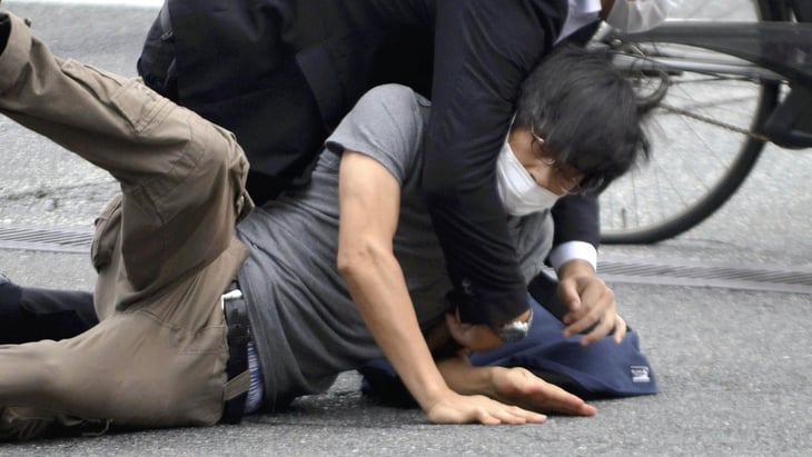 Hallan explosivos y pistolas en casa del atacante del exprimer ministro japonés Shinzo Abe
