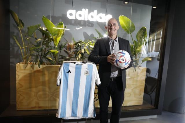 Adidas presenta la camiseta titular de Argentina para Catar 2022