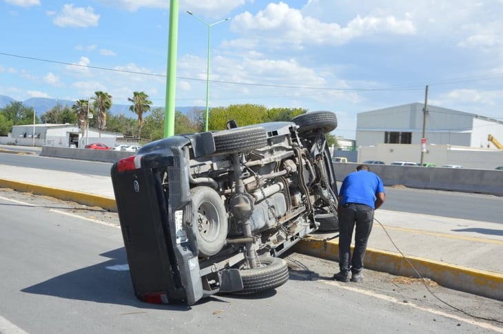 Camioneta vuelca sobre el libramiento Carlos Salinas de Gortari