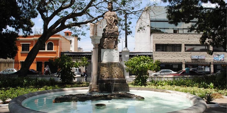 Destruyen monumento a Isabel la Católica en Ciudad de Guatemala