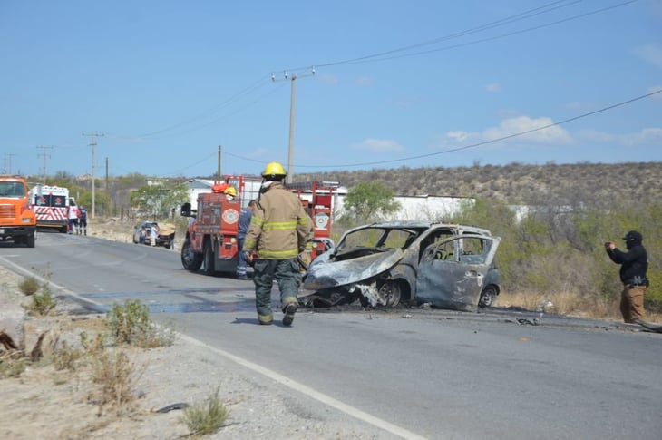 Auto vuelca y se incendia en la carretera estatal 24