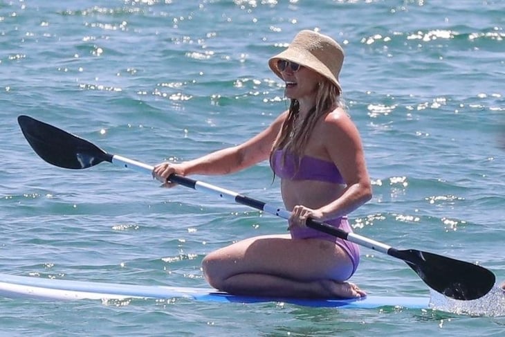 Hilary Duff presume 'bikini body' en medio del mar de Malibú 