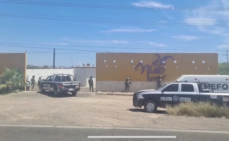 Hallan cuerpos dentro de vehículo estacionado en un hotel de Sonora