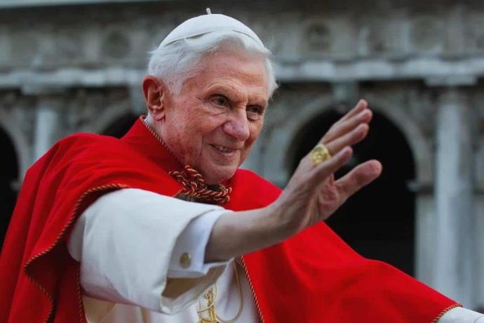 La noticia de la muerte de Benedicto XVI es ¡falsa!