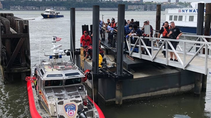 Dos muertos y tres heridos graves al volcar un barco en un río de Nueva York