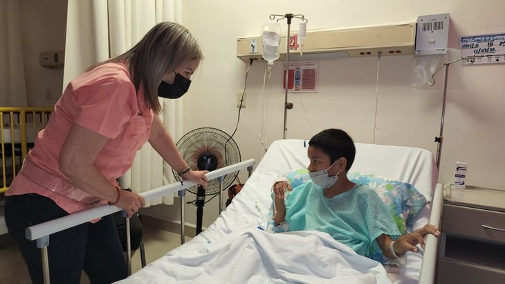 Alcaldesa visita al niño Axel tras operación de cadera