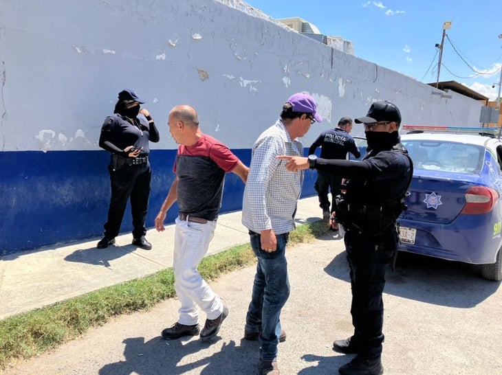 Vecinos de la colonia Calderón son arrestados por tomar en la vía pública