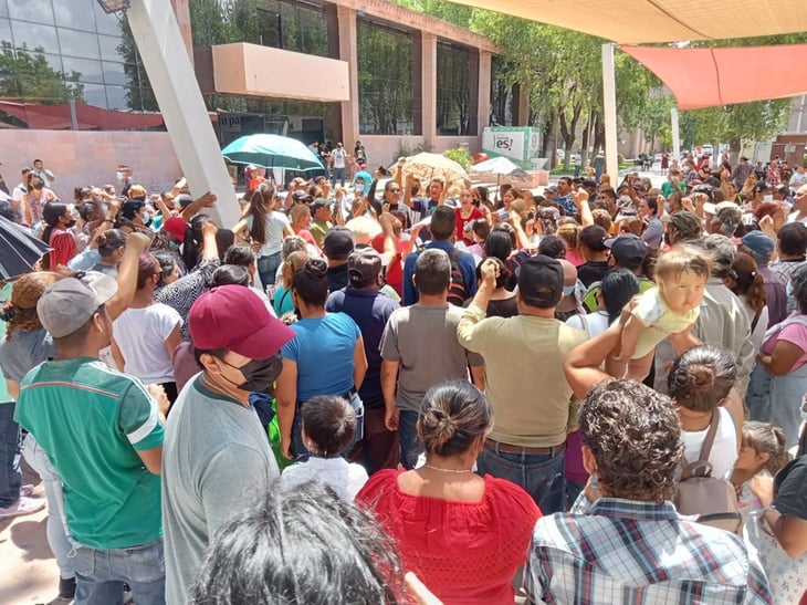 Cerca de mil manifestantes exigen apoyos en Presidencia Municipal de Saltillo