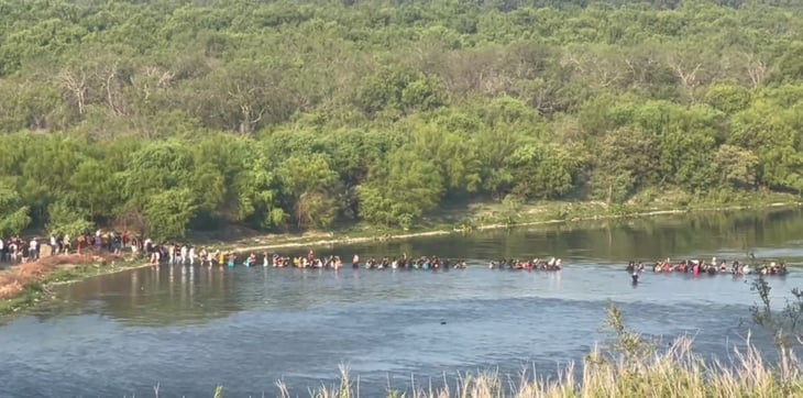 Miles de migrantes cruzan a Eagle Pass desde Río Bravo, guiados por coyotes 