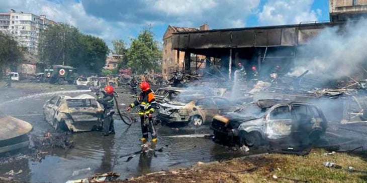 20 muertos y 90 heridos en ataque ruso  al centro de Ucrania