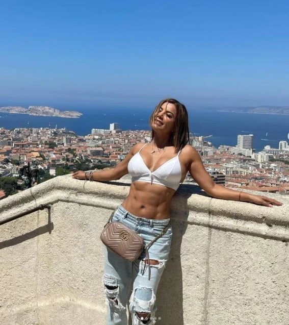 Aleida Núñez luce sus curvas y el abdomen marcado en París