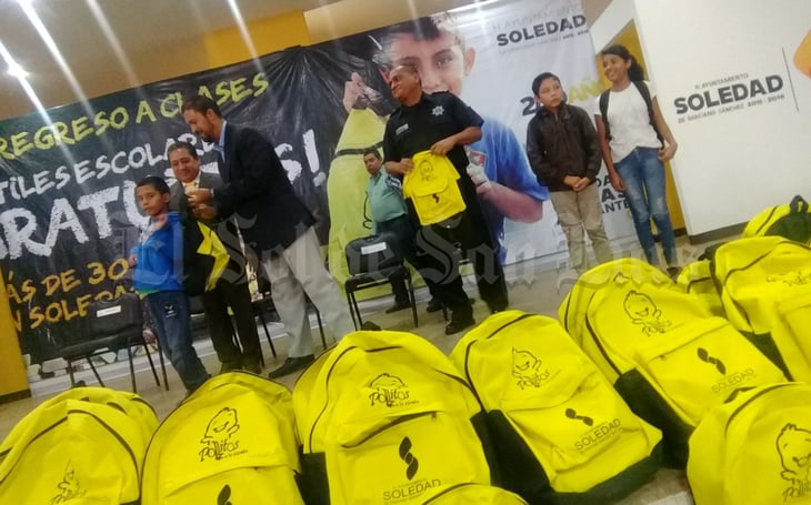 Gobierno de SLP entrega útiles escolares en Soledad