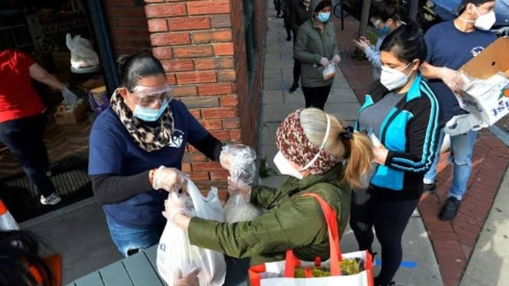 Miles de familias  en EU hacen filas por comida ante inflación