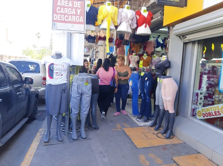 Comerciantes obstruyen banquetas con mercancía en la Zona Centro de Monclova