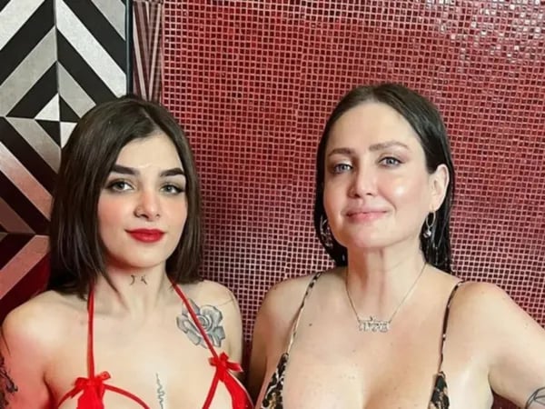 Karely Ruiz posa en bikini junto a Celia Lora y desata la locura en redes