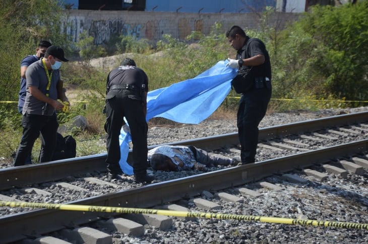 Hombre se avienta al tren para morir en Colinas de Santiago