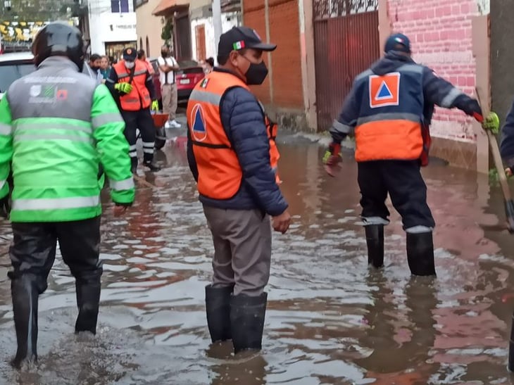 Policías rescatan a familias atrapadas por inundación en Xochimilco