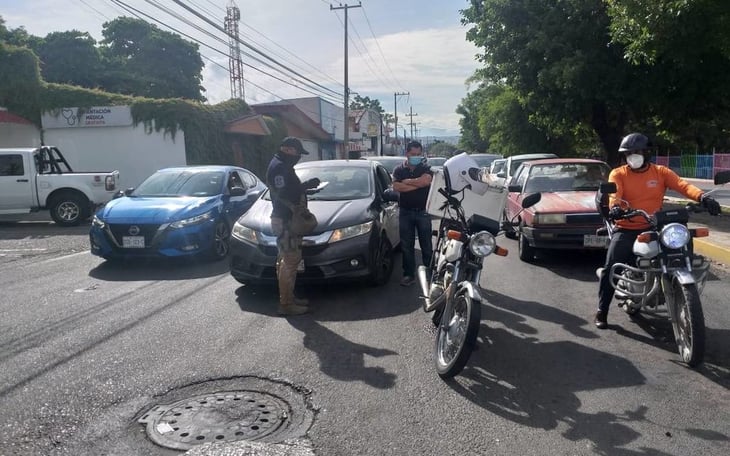 Motociclista se estrella contra un auto en Chiapas 