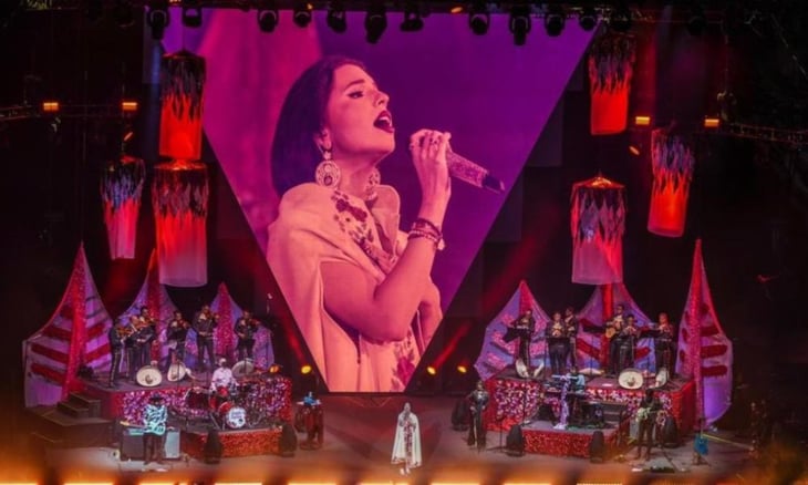 Ángela Aguilar vive divertido 'incidente' durante un concierto