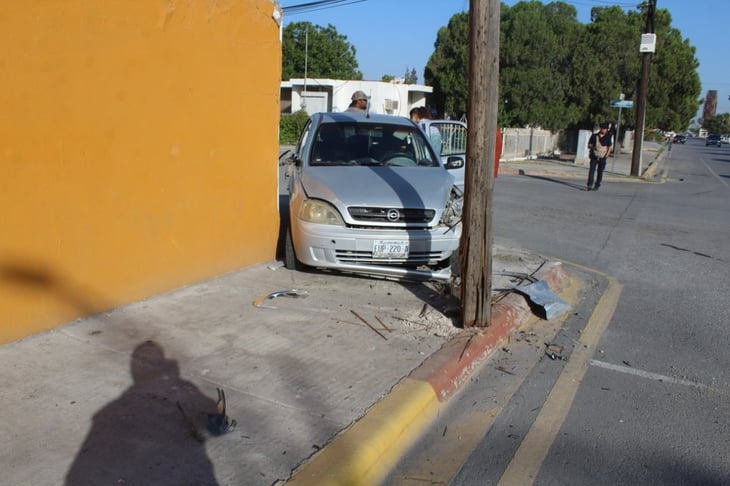 Conductor choca casa y poste en la colonia Guadalupe de Monclova